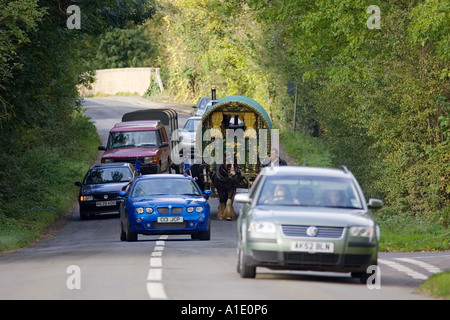 Autos überholen Shire Horse gezogenen Zigeunerwagen auf Landstraßen Stow auf die würde Gloucestershire Vereinigtes Königreich Stockfoto