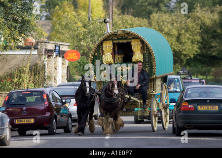 Autos überholen Shire Horse gezogenen Zigeunerwagen auf Landstraßen Stow auf die würde Gloucestershire Vereinigtes Königreich Stockfoto