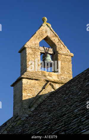 Glocke s Turm der St. Oswald Kirche in Widford Cotswolds Oxfordshire UK Stockfoto