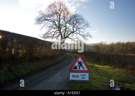 Englischen Welsh zweisprachige Straßenarbeiten Zeichen in den Black Mountains Powys Wales Vereinigtes Königreich Stockfoto