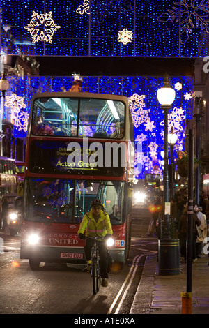 Weihnachtsbeleuchtung Dekorationen und Verkehr in der Regent Street London Vereinigtes Königreich Stockfoto