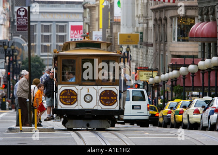 San Francisco Cable Car stoppt, um Passagiere an Bord California Vereinigte Staaten von Amerika Stockfoto