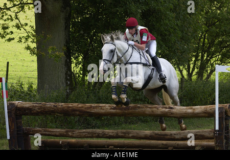 Junger Mann reitet auf einem grauen Stute Pferd im Vielseitigkeitsreiten Wettbewerb Vereinigtes Königreich Stockfoto