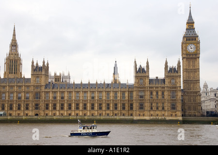 Start der Polizei übergibt der Häuser des Parlaments Westminster Fluss Themse London UK Stockfoto