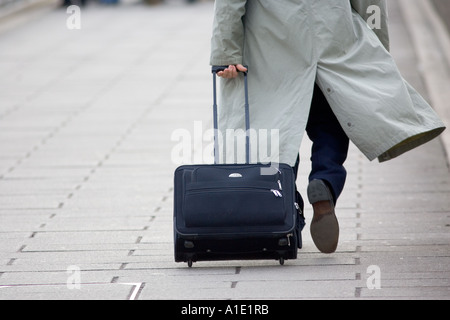 S schnelles gehen und ziehen einen Koffer London England Vereinigtes Königreich Stockfoto