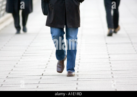 Pendler, die zu Fuß auf Bürgersteig in London-England-Großbritannien Stockfoto