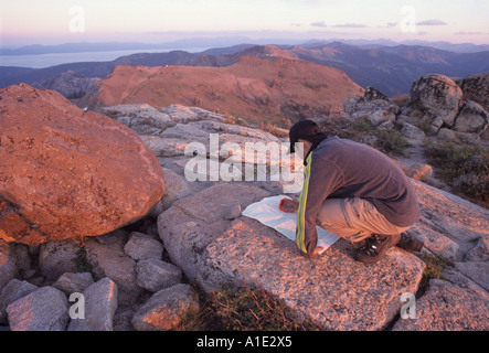 Navigation mit Karte und Kompass auf einer Bergspitze, Granite Chief Wilderness Area, Tahoe National Forest, Kalifornien Stockfoto