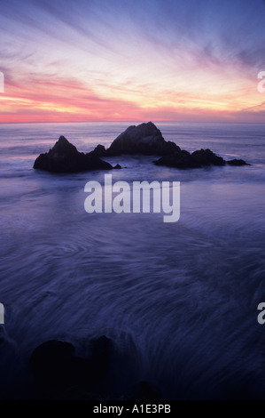 Dämmerung über Seal Rocks, die direkt an der Küste des nördlichen Ende des Ocean Beach in San Francisco, Kalifornien, USA Stockfoto