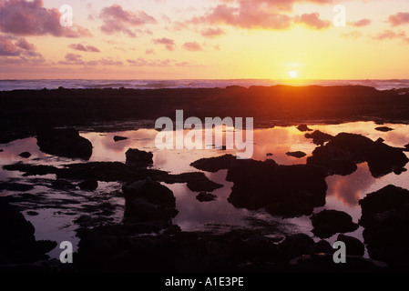 Die Sonne geht über dem Tidepools James V Fitzgerald Marine Reserve in Moss Beach, San Mateo County Coast, Kalifornien, USA Stockfoto