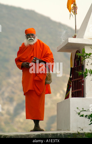 Alte schmale Mann Heiligen Sadhu hindu indische darstellende Puja-Ritual vor kleinen weißen hindu-Schrein, McLeod Ganj, Indien Stockfoto