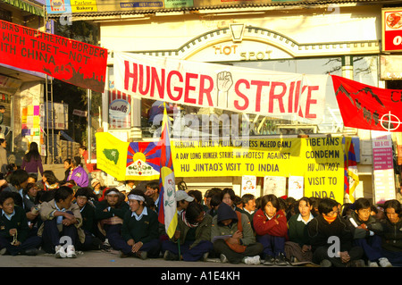 Gruppe von tibetischen Männer Frauen Demonstranten sitzen in Hungerstreik Street in McLeod Ganj, Indien November 2006 Stockfoto