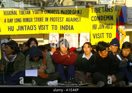 Gruppe von tibetischen Männer Frauen Demonstranten sitzen in Hungerstreik Street in McLeod Ganj, Indien November 2006 Stockfoto