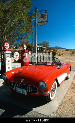 Corvette Sportwagen an der Rt 66 Visitor Center, Hackberry, Arizona Stockfoto