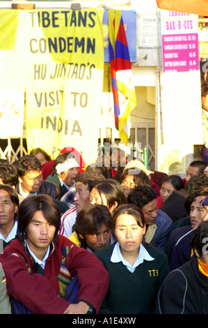 Gruppe von tibetischen Männer Frauen Demonstranten sitzen in Hungerstreik Street in McLeod Ganj, Indien November 2006 Stockfoto