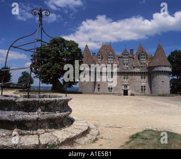 Ein malerisches Foto des historischen Schlosses Monbazillac in Dordogne, Frankreich, mit seiner mittelalterlichen Architektur, dem berühmten Mansardendach und dem wunderschönen Steinbrunnen Stockfoto