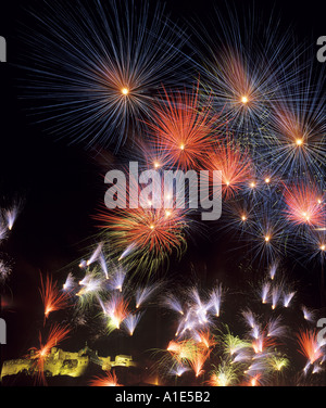 Ein atemberaubendes Feuerwerk erhellt den Nachthimmel über Edinburgh Castle und zeigt die Wissenschaft der Pyrotechnik. Siehe auch A23CD3/A23CD2/A23CD0 Stockfoto