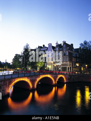 Beleuchtete Brücke über den Kanal in Amsterdam Holland Stockfoto