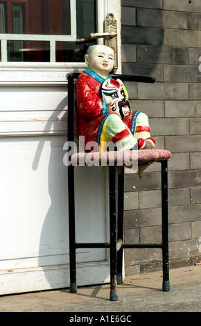 Am Haus der Puppe Maler handgemalte Puppe auf einem Stuhl Tianjin China Stockfoto