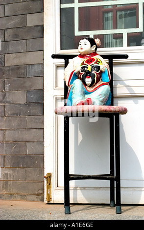 Am Haus der Puppe Maler handgemalte Puppe auf einem Stuhl Tianjin China Stockfoto