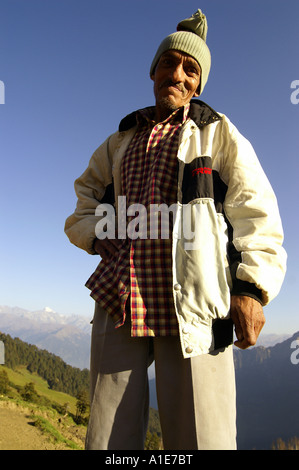 Porträt von sehr alten indischen Mann Highlander stehend auf Almwiese im indischen Himalaya, Indien Stockfoto