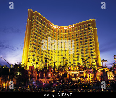 Blick auf den Sonnenuntergang von Treasure Island Casino auf dem Strip in Las Vegas Nevada, USA Stockfoto