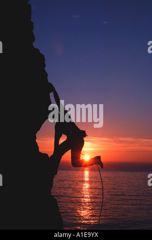 Kletterer bei Sonnenuntergang, Frankreich, Korsika, Golfe de Porto Stockfoto