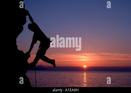 Kletterer bei Sonnenuntergang, Frankreich, Korsika, Golfe de Porto Stockfoto