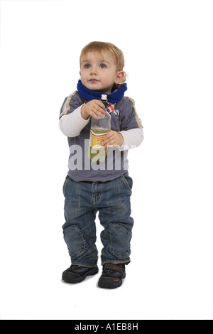 kleiner Junge mit einer Kunststoff-Flasche in der Hand Stockfoto