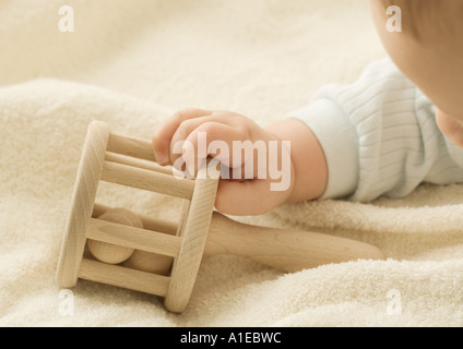 Baby mit Rassel Stockfoto