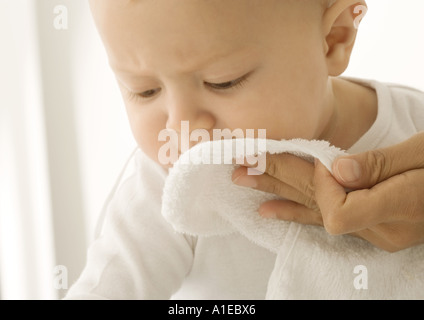 Baby mit Gesicht gewischt Stockfoto