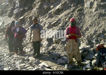 Indische Arbeiter stehen am Straßenrand der rekonstruierten Straße zum Rohtang Pass am Ende des Kullu Valley, Himalaya-Gebirge Stockfoto