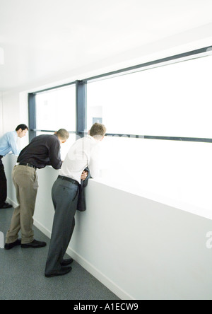 Drei Unternehmer stützte sich auf Balkon im Bürogebäude Stockfoto