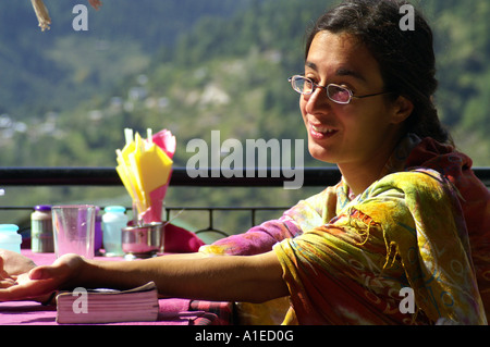 Jungen israelischen Mädchens Hippie-Touristen sitzen im Restaurant mit Terrasse, etwas Vashist, Indien Stockfoto