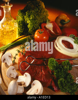 Filetsteak auf ein Schneidebrett mit anderen Zutaten Stockfoto