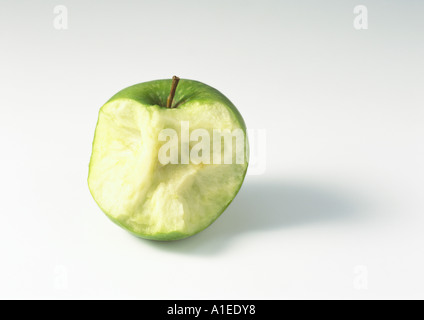 Hälfte gegessen Apfel Stockfoto