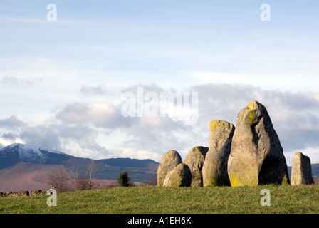 Castlerigg Stone Circle und Blencathra Saddleback in der Nähe von Keswick im englischen Lake District National Park Cumbria Stockfoto