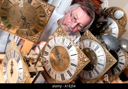 Ein Erwachsener Schüler auf eine antike Uhr-Renovierung-Kurs Stockfoto