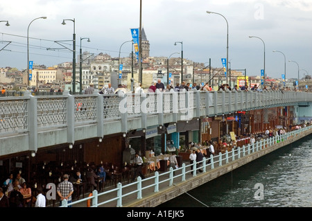 Der Doppeldecker Galata-Brücke, Galata Koprusu, kreuzt das Goldene Horn, fernen Beyoglu und Turm, Istanbul, Türkei. DSC 7174 Stockfoto