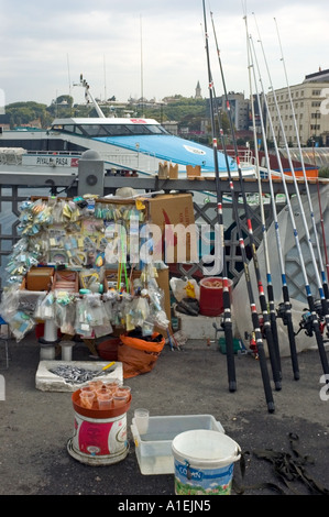 Angelausrüstung für Verkauf auf dem Doppeldecker Galata-Brücke, Galata Koprusu, überqueren das Goldene Horn, Istanbul, Türkei. DSC 7182 Stockfoto