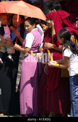 Menge der lokalen Bevölkerung und buddhistische Mönche wartet auf die Ankunft des Dalai Lama an Toren der Namgyal Kloster Stockfoto