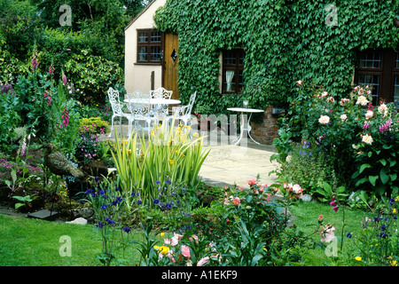 Teichhaus Terrasse und kleinen Garten Pflanzen Blumen Tisch Stühle Möbel Landhaus Iris Design Gärten Gartenterrassen Stockfoto
