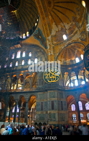 Aufragenden halben Kuppel Decke, Koran Inschriften und dekorative Marmorsäulen, Aya Sofya, Istanbul, Türkei. DSC 7334 Stockfoto