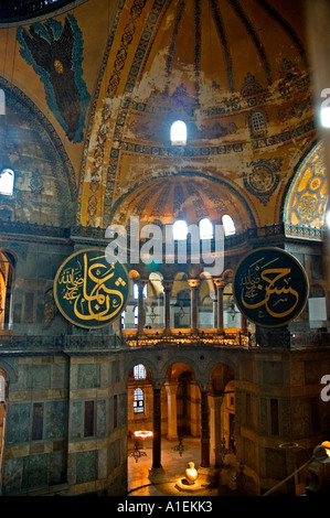 Koran Inschriften und dekorative Marmorsäulen, Aya Sofya, Istanbul, Türkei. DSC 7365 Stockfoto