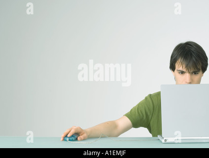 Junger Mann mit Laptop-computer Stockfoto