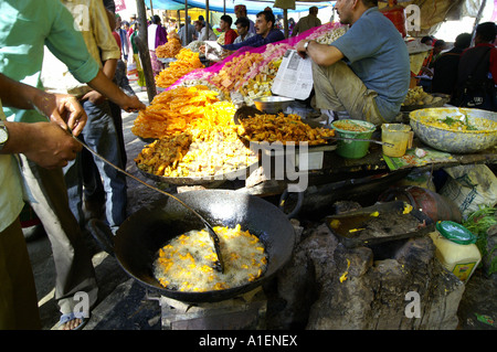 Mann Braten Samoza bei Dussehra fair mit enormen Vielfalt an reiche indische Küche Mahlzeiten, Kullu, Indien Stockfoto