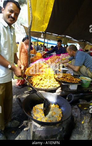 Mann Braten Samoza bei Dussehra fair mit enormen Vielfalt an reiche indische Küche Mahlzeiten, Kullu, Indien Stockfoto