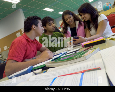 Multikulturelle Gruppe von älteren Jugendlichen Studenten glücklich zusammen arbeiten in der modernen Schule Bibliothek Einrichtung mit verschiedenen Studienbüchern Stockfoto