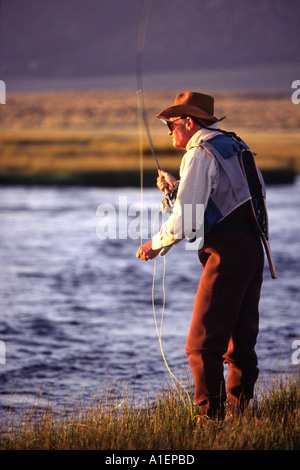 Senior woman Fliegenfischen veröffentlicht Modellbild Stockfoto