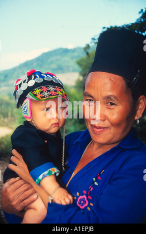 Hmong-Mutter und Kind im traditionellen Kleid, und dekoriert Kopfbedeckung aus der nördlichen Region Hügel Stämme Ureinwohner, L Stockfoto