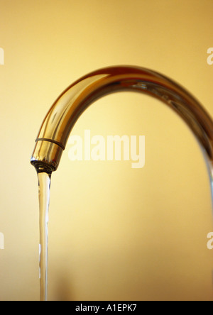 Wasser läuft aus dem Wasserhahn Stockfoto